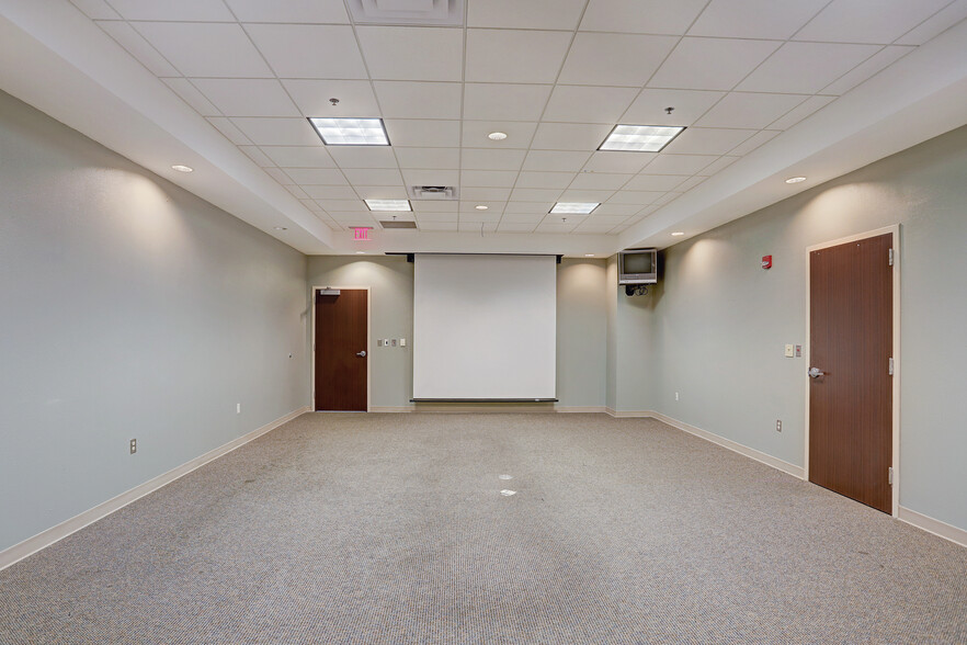 505 Graham Dr, Tomball, TX for lease - Interior Photo - Image 2 of 26