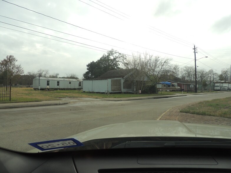 1324 Aldine Mail Route Rd, Houston, TX 77039