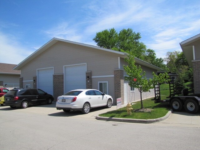 1623-1625 Square Cir, Waukesha, WI for sale Building Photo- Image 1 of 1
