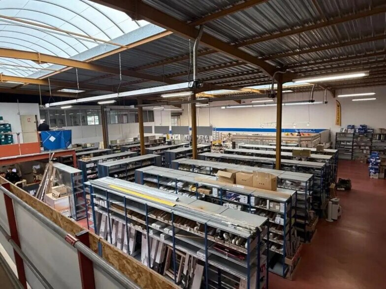 Flex in Lyon for lease - Interior Photo - Image 3 of 9