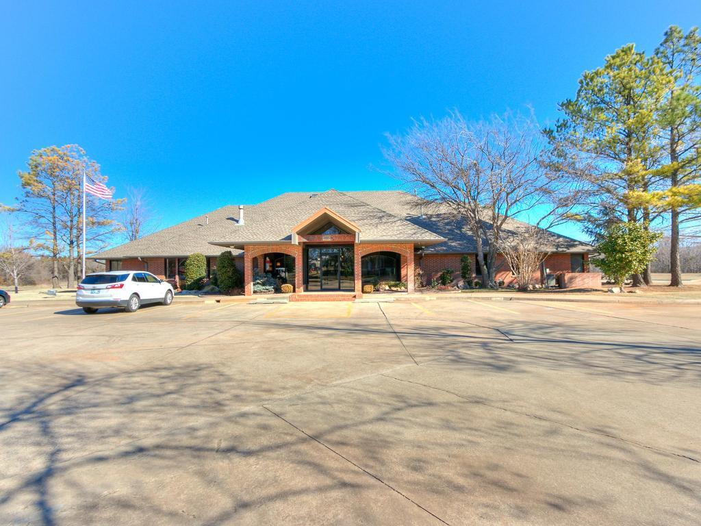 1220 S Santa Fe Ave, Edmond, OK for lease Building Photo- Image 1 of 49