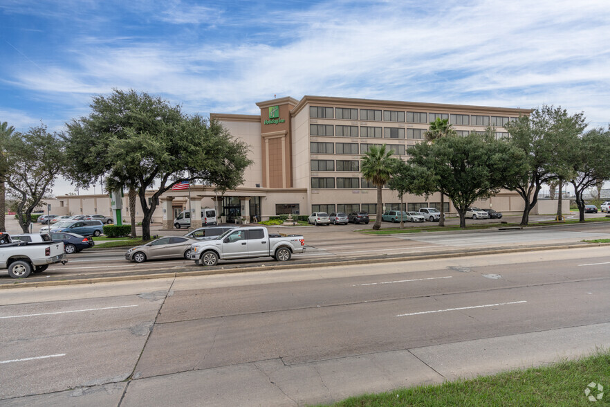 8611 Airport Blvd, Houston, TX for sale - Primary Photo - Image 1 of 50