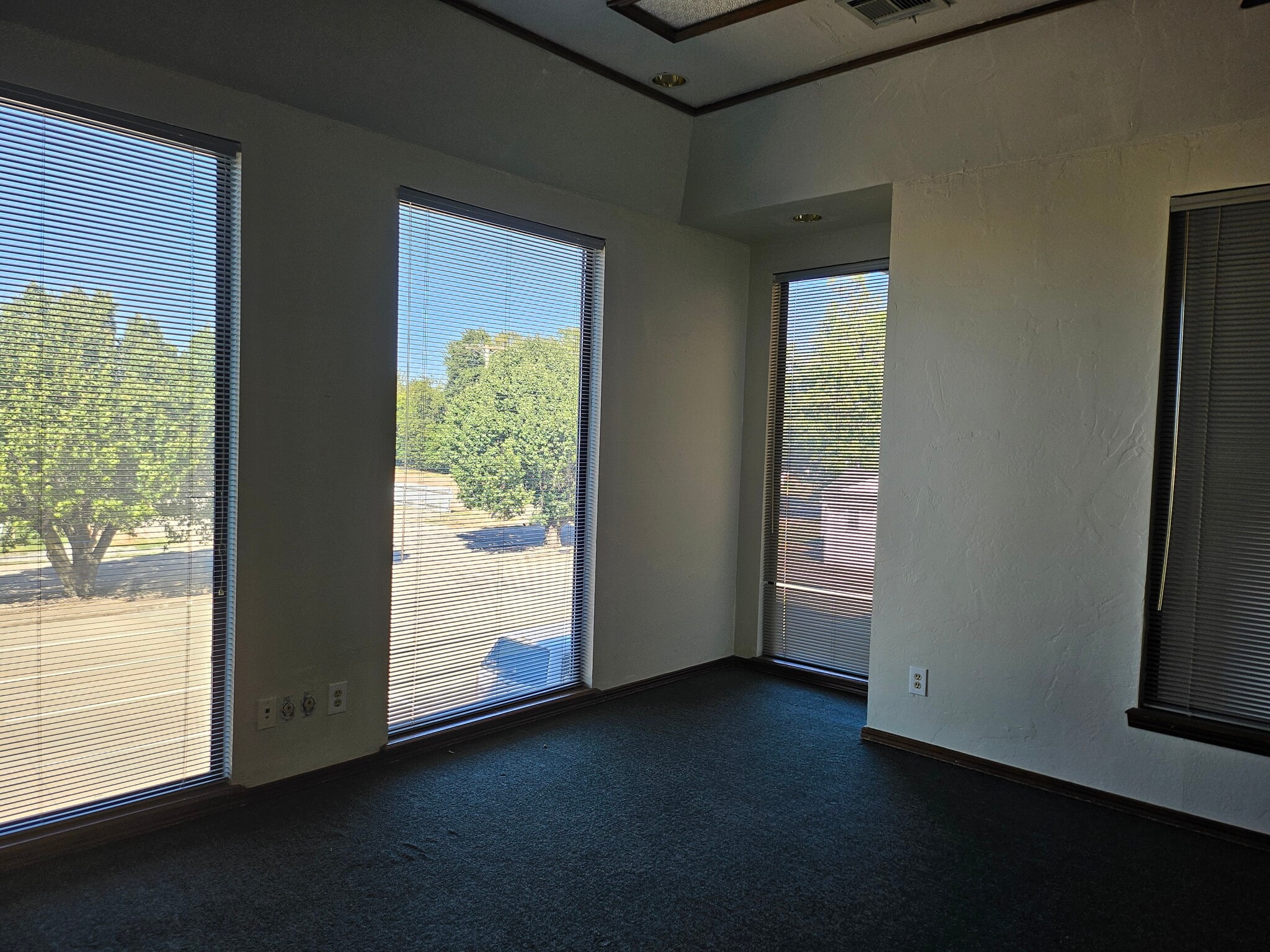 2 E 11th St, Edmond, OK for sale Interior Photo- Image 1 of 4