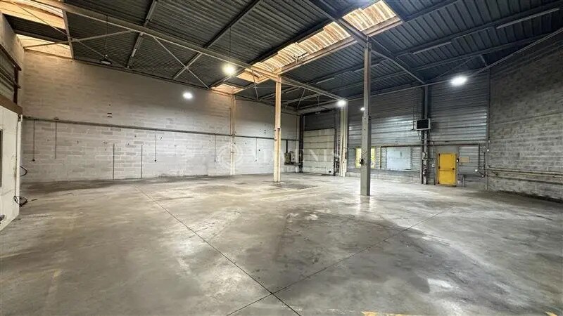 Flex in Noisy-le-Sec for lease - Interior Photo - Image 3 of 10