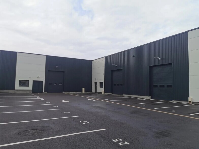 Flex in Cormontreuil for lease - Building Photo - Image 1 of 19