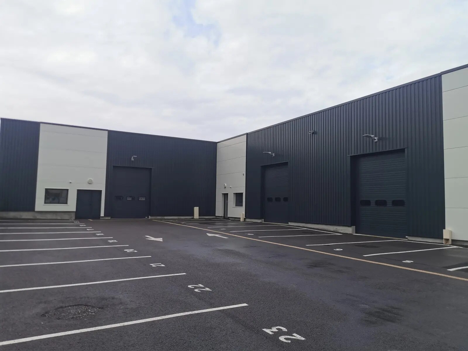 Flex in Cormontreuil for lease Building Photo- Image 1 of 20