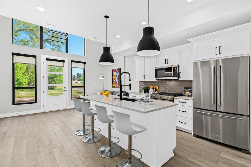 460 W Tienken Rd, Rochester Hills, MI for sale - Interior Photo - Image 2 of 25