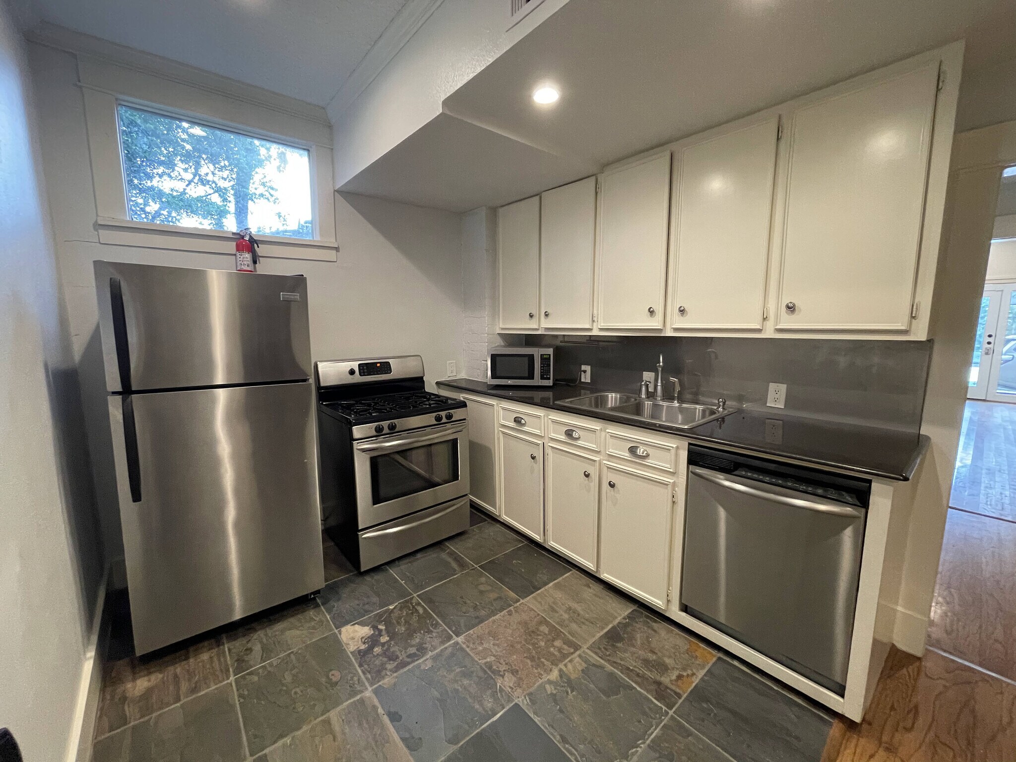 2014 Commonwealth St, Houston, TX for sale Interior Photo- Image 1 of 1