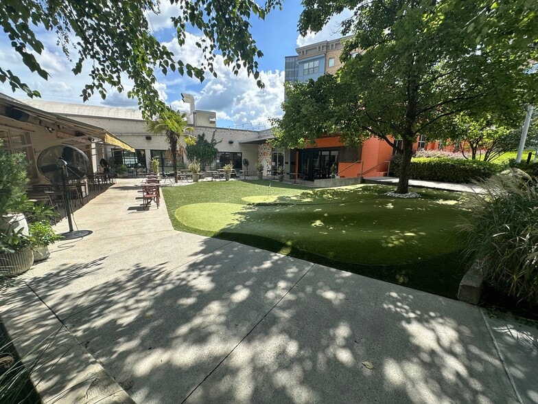 930 Howell Mill Rd NW, Atlanta, GA for lease - Building Photo - Image 3 of 58