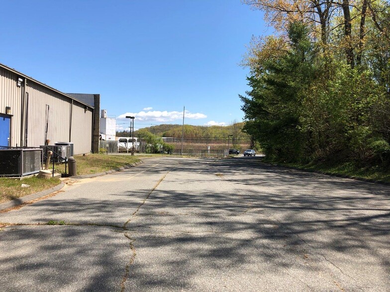 159 Grassy Plain St, Bethel, CT for lease - Building Photo - Image 3 of 12