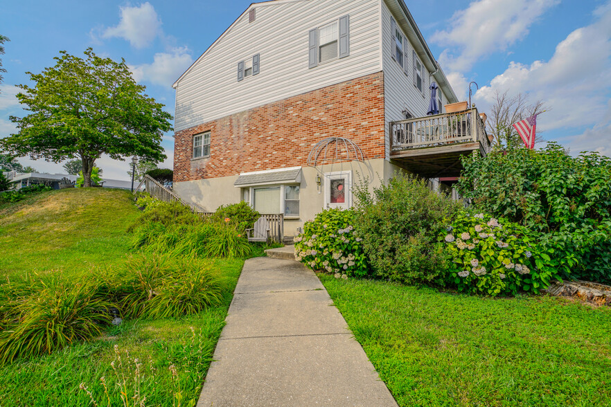 610 S Cedar Ln, Upper Darby, PA for sale - Primary Photo - Image 1 of 35