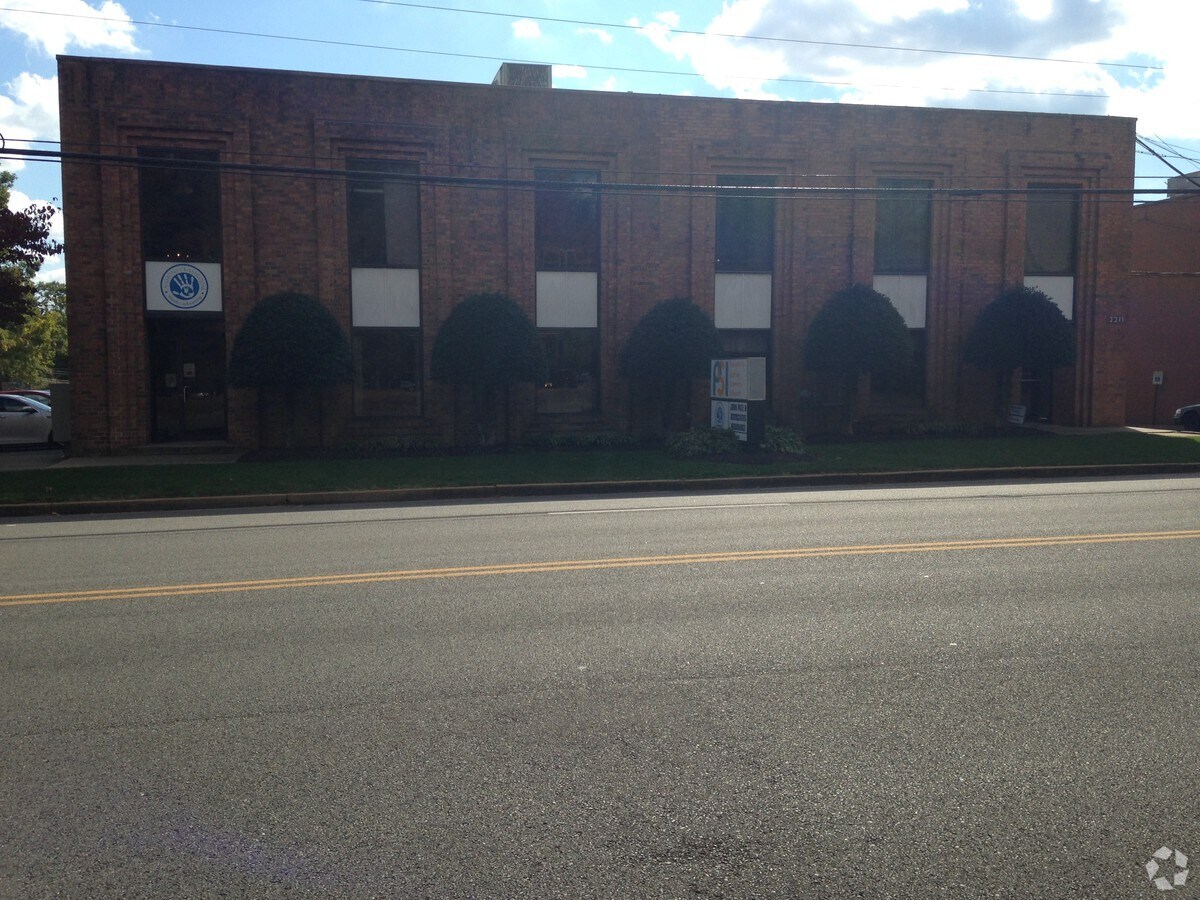 2211 Dickens Rd, Richmond, VA 23230