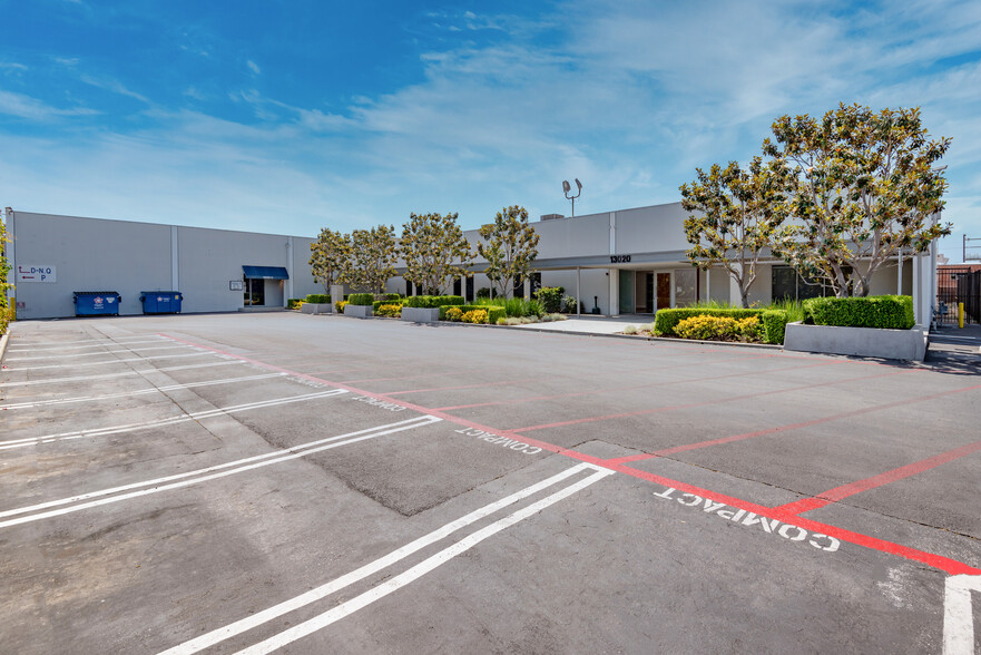 13020 Yukon Ave, Hawthorne, CA for lease - Building Photo - Image 1 of 11