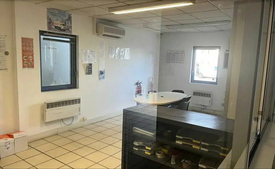 Flex in Genas for lease - Interior Photo - Image 2 of 5