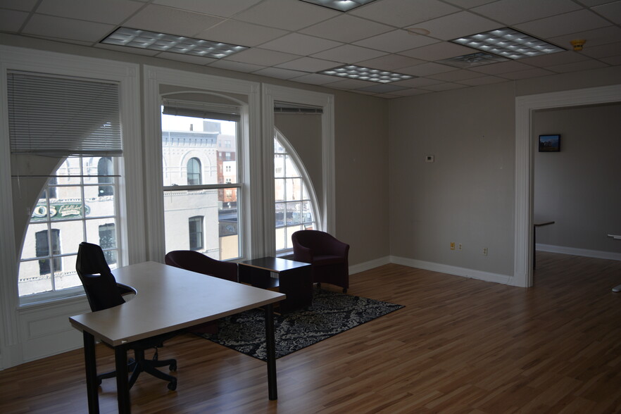 282 Moody St, Waltham, MA for lease - Interior Photo - Image 2 of 10