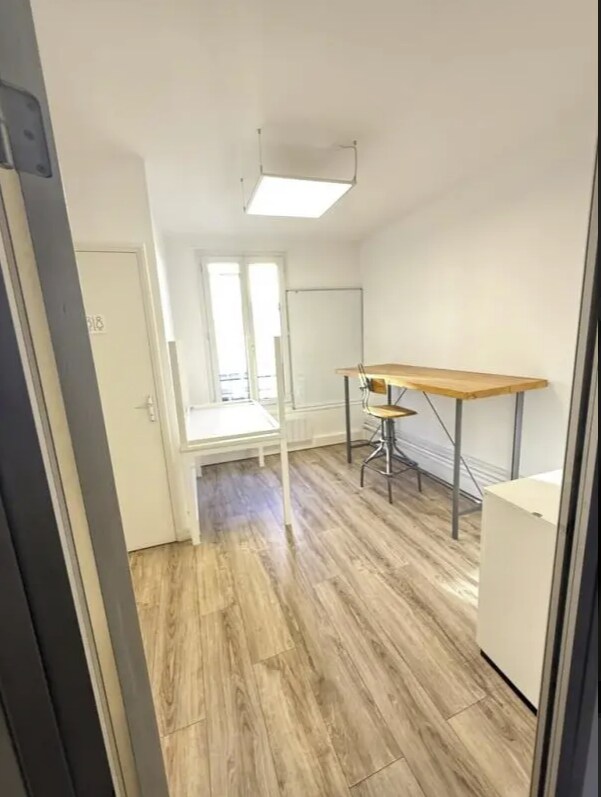 Office in Paris for lease Interior Photo- Image 1 of 4