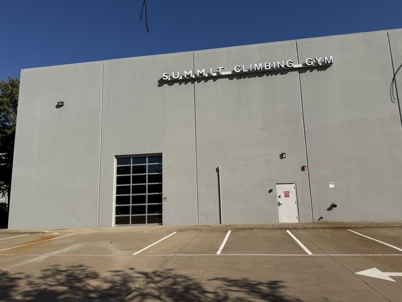 1040 Mustang Dr, Grapevine, TX for lease - Building Photo - Image 2 of 16