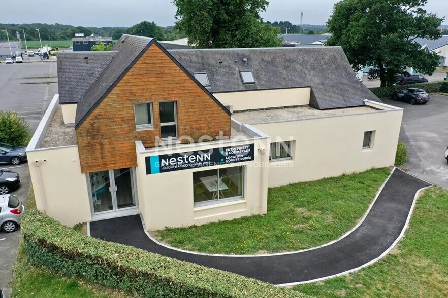 Retail in Vannes for lease - Building Photo - Image 2 of 4