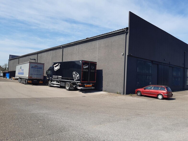 Industrial in Saint-Bonnet-de-Mure for sale - Building Photo - Image 1 of 4