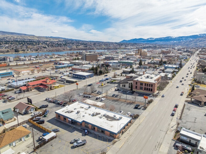 325 Chelan Ave, Wenatchee, WA for lease - Primary Photo - Image 1 of 24