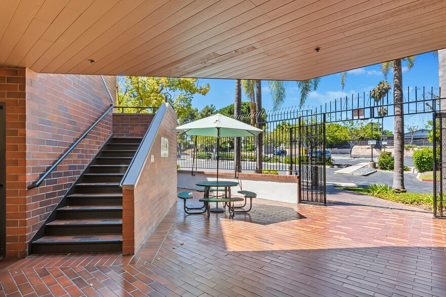 2067 W Vista Way, Vista, CA for lease - Building Photo - Image 2 of 10