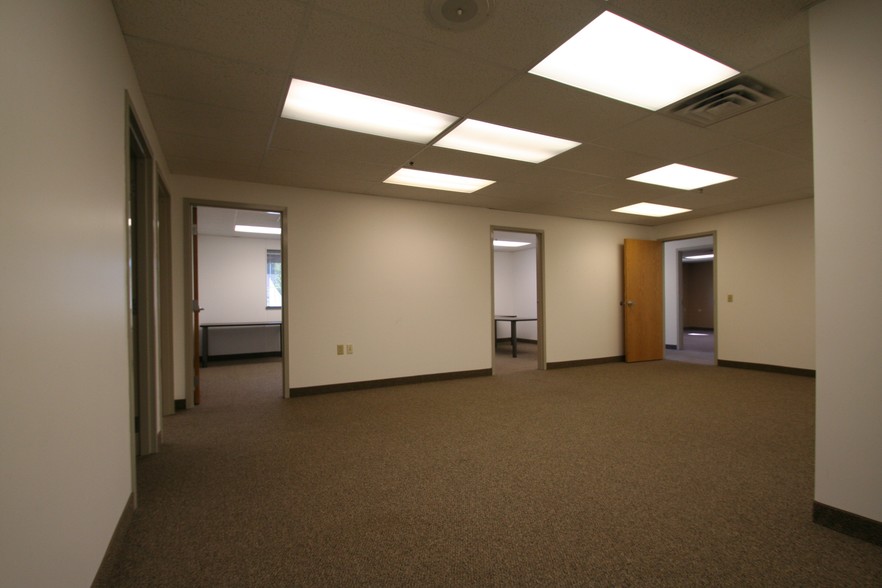 5600 Pioneer Creek Dr, Maple Plain, MN for lease - Interior Photo - Image 2 of 4