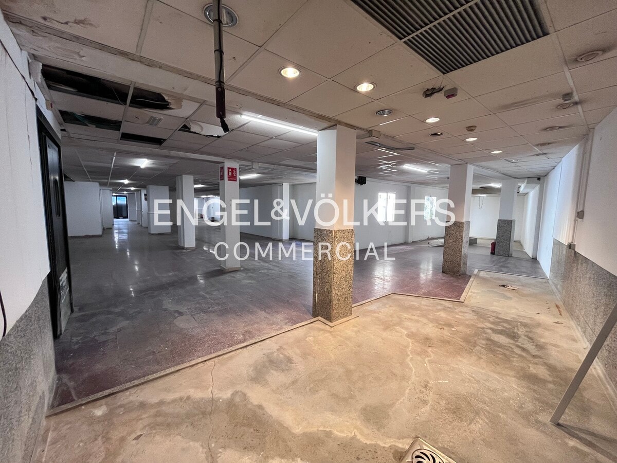 Barcelona, BAR 08006 - Unit 1 - - Interior Photo - Image 2 of 17