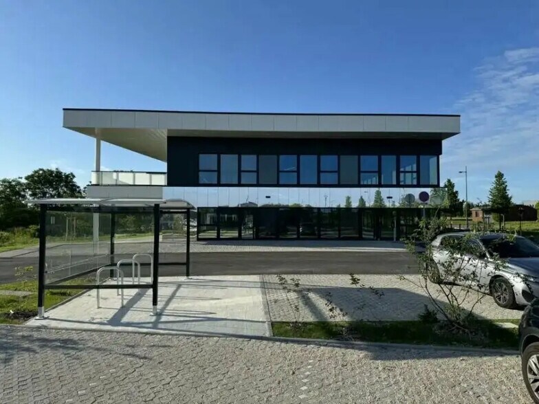 Office in Sainte-Savine for lease - Building Photo - Image 2 of 9