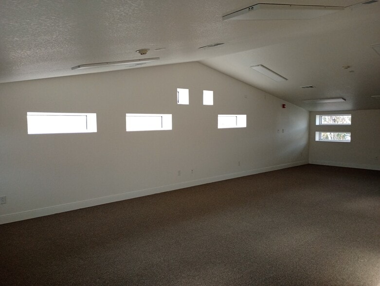 400 Uhland Rd, San Marcos, TX for lease - Building Photo - Image 3 of 17