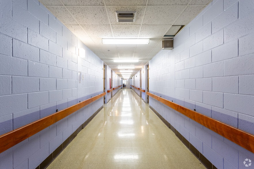 1890 E Apple Ave, Muskegon, MI for sale - Interior Photo - Image 2 of 20