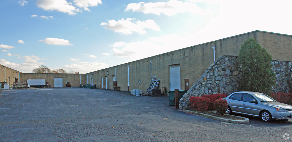 40 Aero Rd, Bohemia, NY for lease - Building Photo - Image 3 of 4