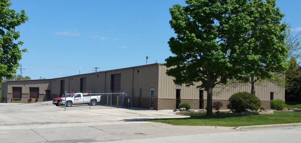 204 Wilmont Dr, Waukesha, WI for sale - Building Photo - Image 2 of 4