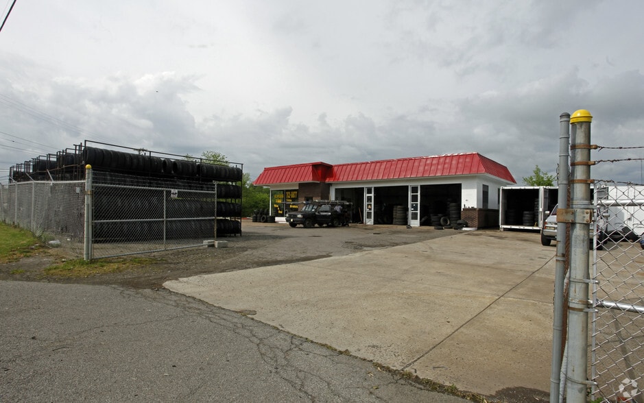 Dickerson Pike Assemblage portfolio of 3 properties for sale on LoopNet.com - Primary Photo - Image 1 of 3