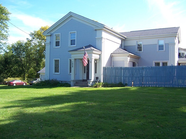 1020 Five Mile Line Rd, ster, NY 14580