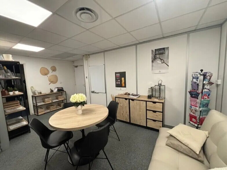 Office in Aix-en-Provence for lease - Interior Photo - Image 2 of 5