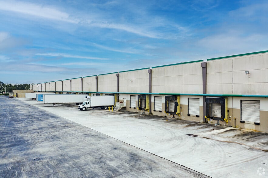 13900 NW 2nd St, Sunrise, FL for lease - Building Photo - Image 3 of 6