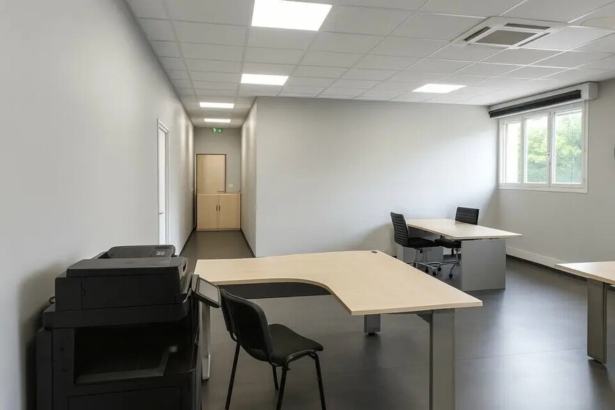 Flex in Bourgoin-Jallieu for lease - Interior Photo - Image 3 of 6