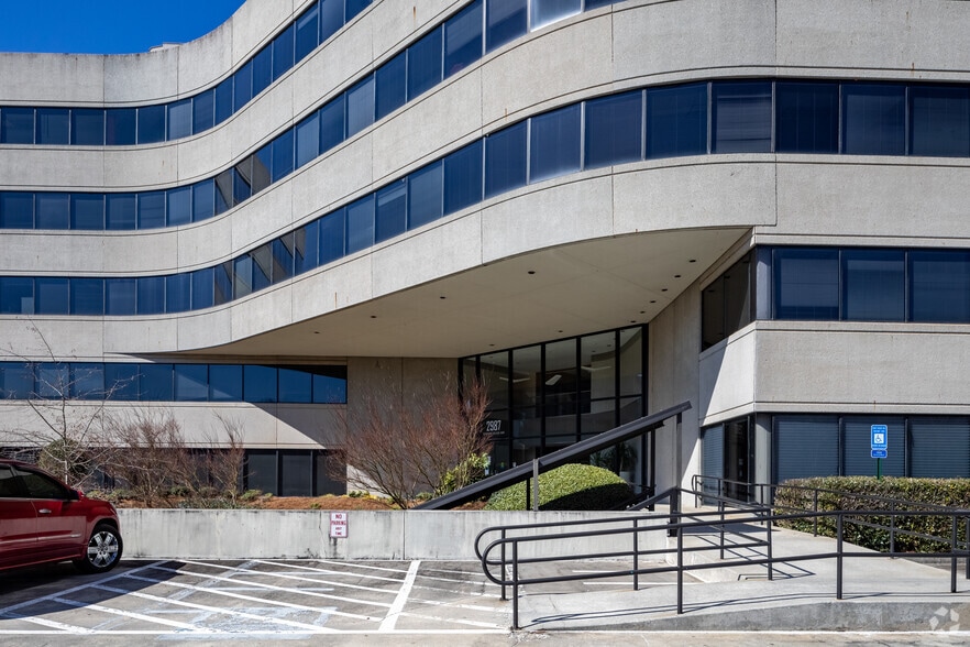 2987 Clairmont Rd NE, Brookhaven, GA for lease - Building Photo - Image 3 of 7