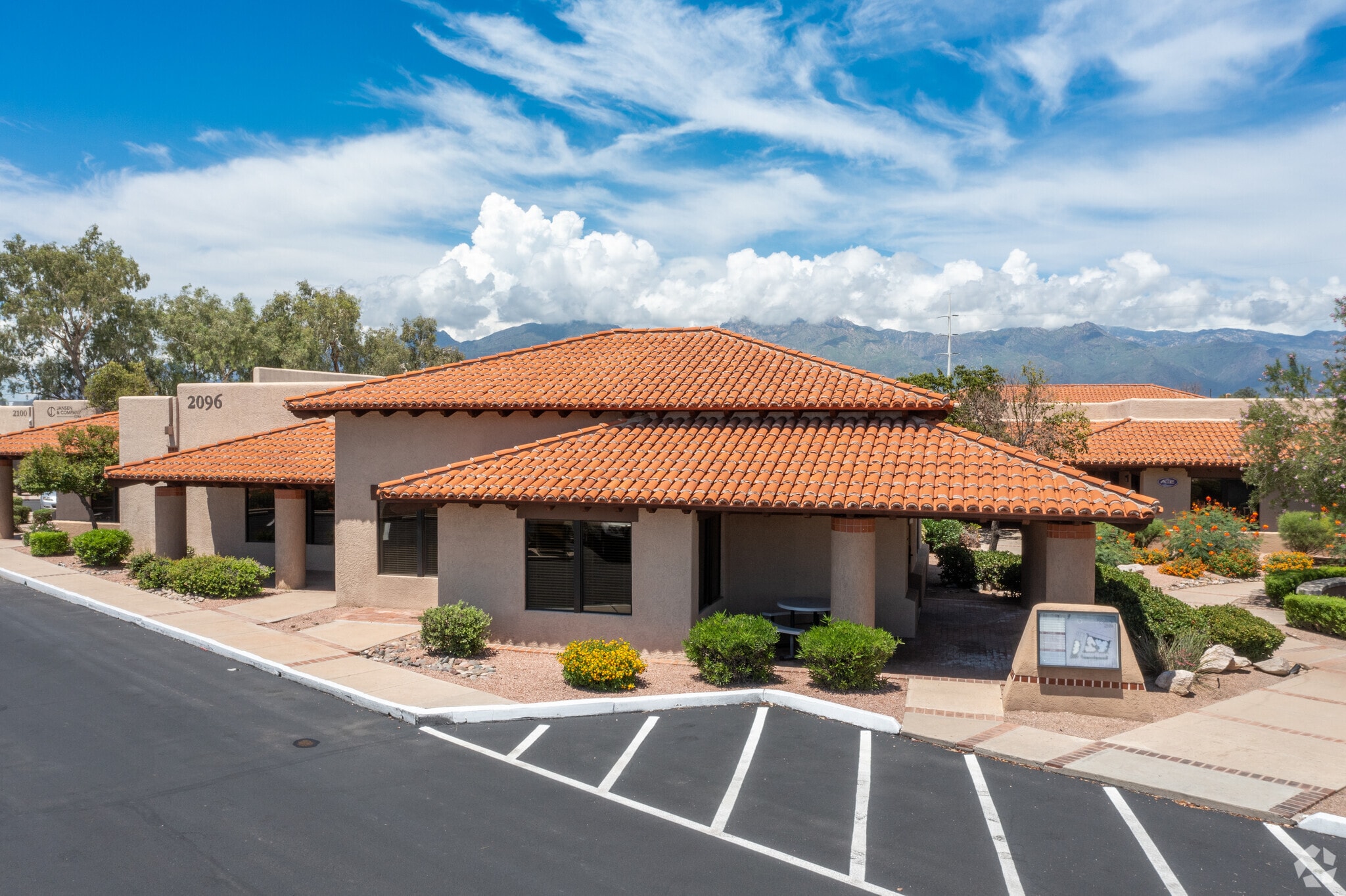 2096 N Kolb Rd, Tucson, AZ for lease Primary Photo- Image 1 of 6