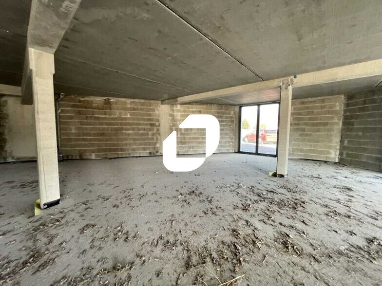 Retail in Biganos for lease - Interior Photo - Image 2 of 6
