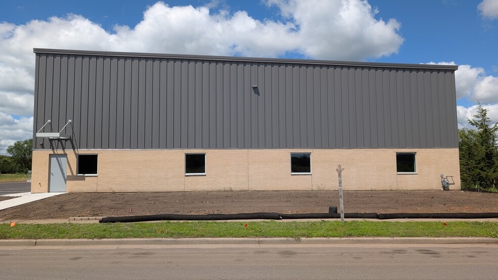 1230 Continental Dr, Eau Claire, WI for lease - Building Photo - Image 3 of 7