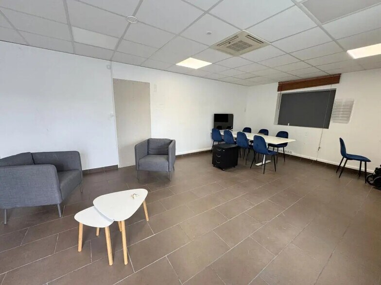 Flex in Conflans-Sainte-Honorine for lease - Interior Photo - Image 3 of 19