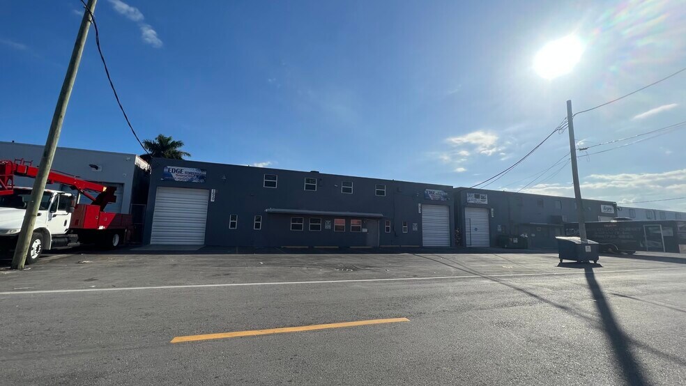 1690-1732 W 32nd Pl, Hialeah, FL for lease - Building Photo - Image 1 of 1