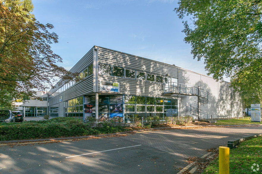 Kembrey Park, Swindon for lease - Primary Photo - Image 1 of 8