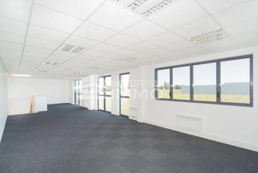 Office in Lieusaint for lease - Interior Photo - Image 2 of 4