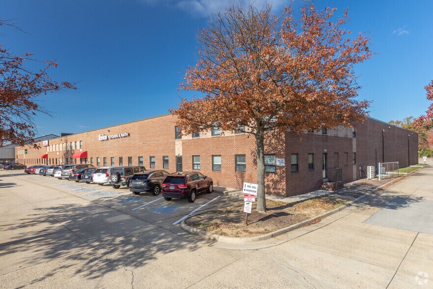 6790 Commercial Dr, Springfield, VA for lease - Building Photo - Image 2 of 4