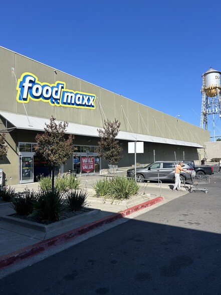 10950 International Blvd, Oakland, CA for lease - Primary Photo - Image 1 of 1