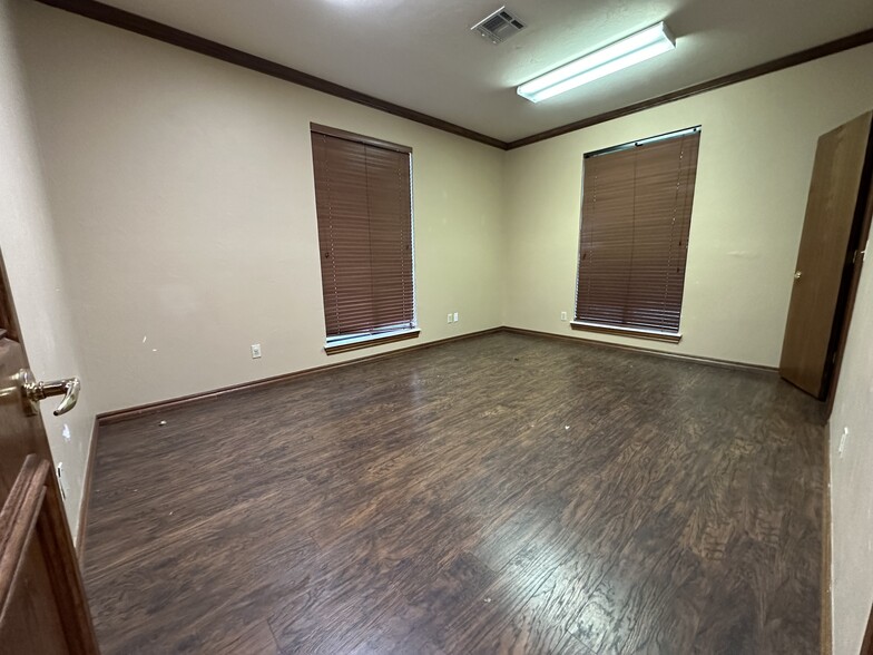 428 W 15th St, Edmond, OK for lease - Building Photo - Image 3 of 5