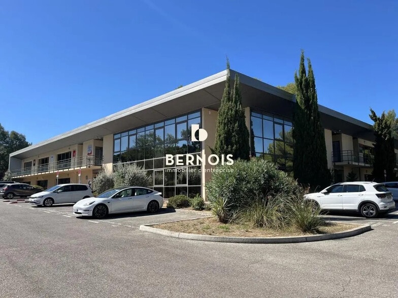 Office in Six-Fours-les-Plages for lease - Building Photo - Image 1 of 2