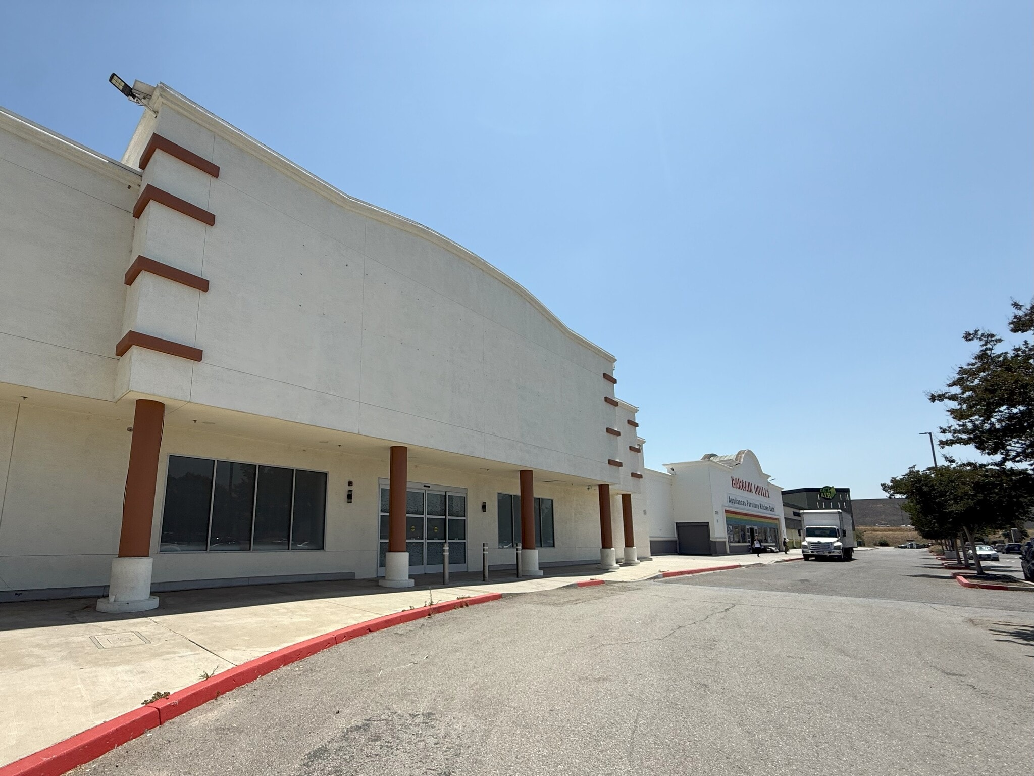 2707-2735 S Towne Ave, Pomona, CA for lease Building Photo- Image 1 of 11